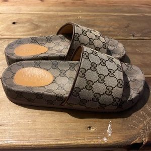 GUCCI GG SUPREME PRINT SLIDES